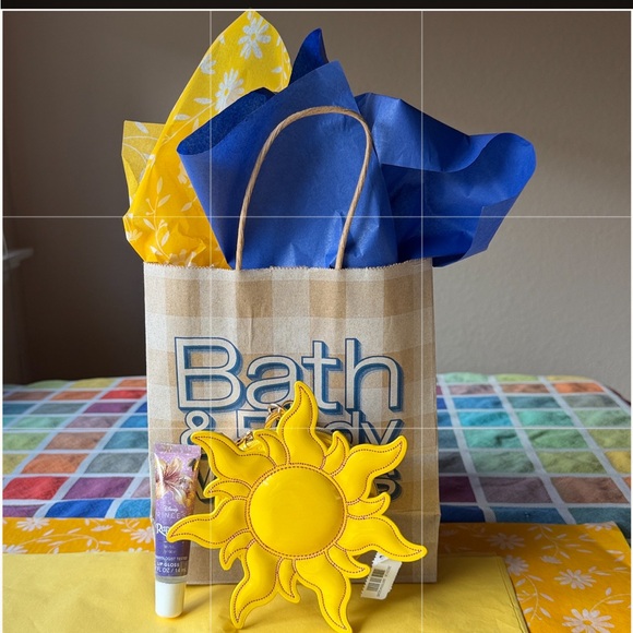 🌻👸🌻 BATH AND BODY WORKS RAPUNZEL SUN COIN PURSE & LIP GLOSS 🌻👸🌻 NWT 🌻👸🌻 - Picture 9 of 16